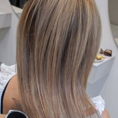 Długie włosy w ciepłym blondzie z refleksami