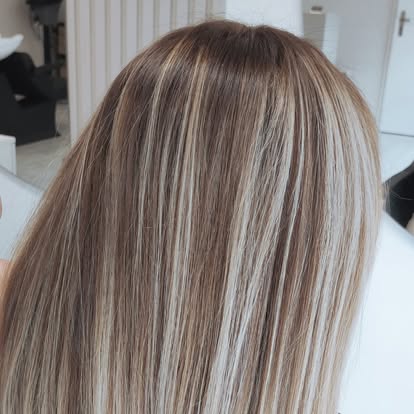 Karmelowo-blond koloryzacja na długich włosach